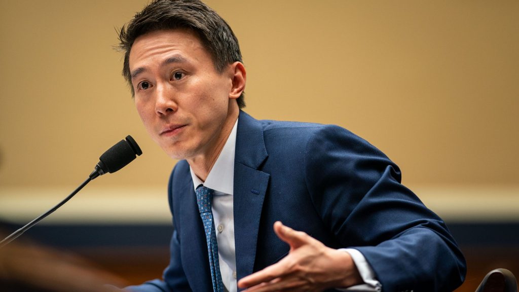 CEO do TikTok durante seu depoimento na Câmara dos EUA